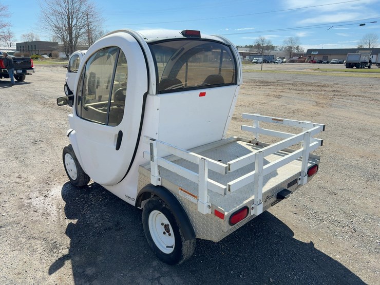 2010-gem-electric-vehicle-image-3