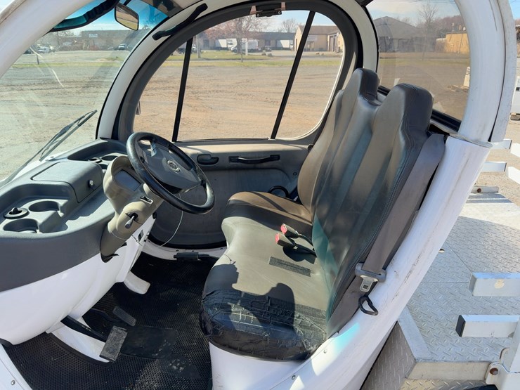 2010-gem-electric-vehicle-image-12