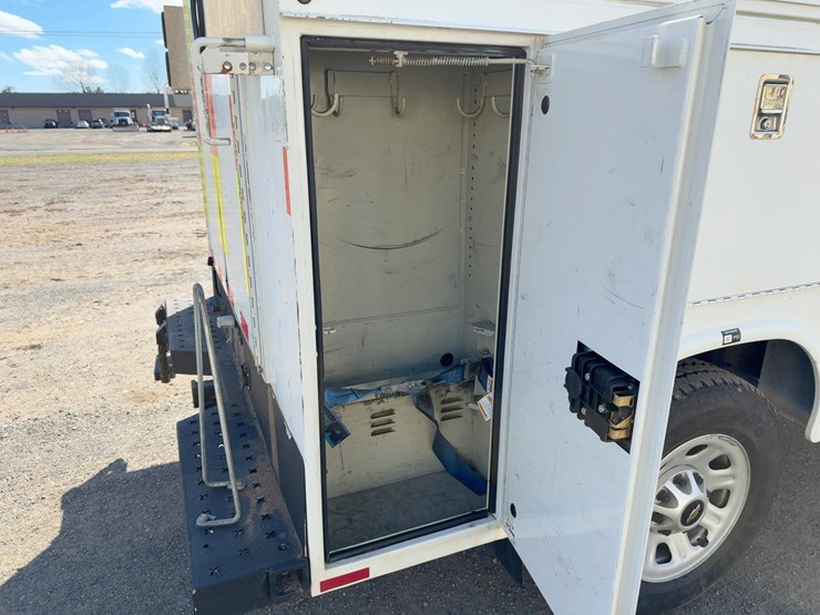 2015-chevrolet-silverado-3500hd-image-16