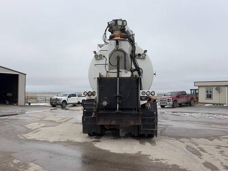 2018-peterbilt-567-hydrovac-truck-image-8