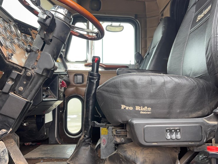 1991-peterbilt-379-sleeper-image-7