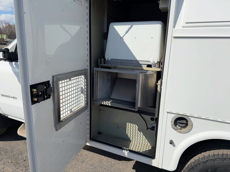 2015-chevrolet-silverado-3500hd-image-13