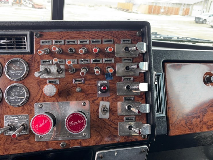 1997-peterbilt-379-sleeper-image-7