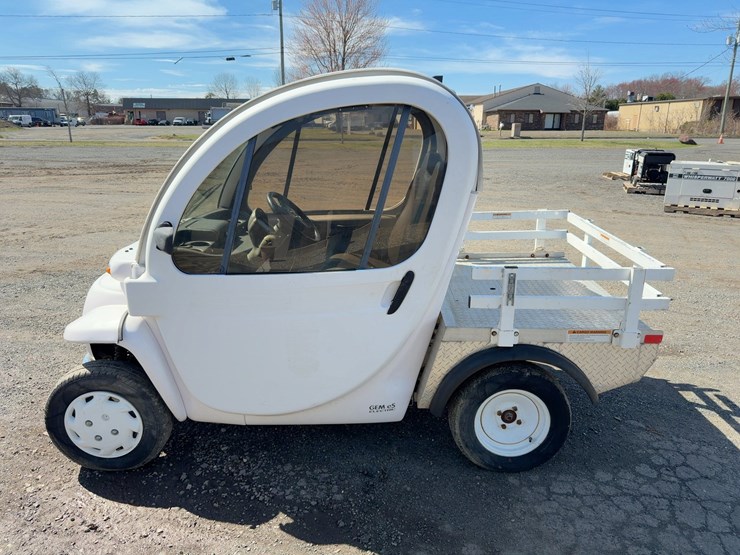 2010-gem-electric-vehicle-image-2