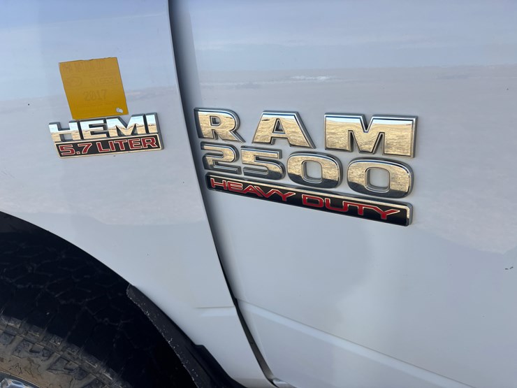 2015-dodge-2500-image-16