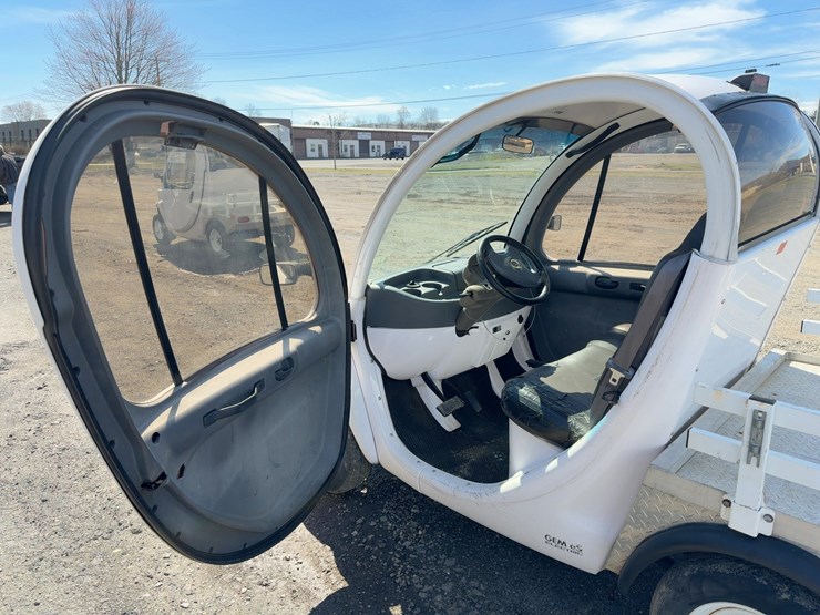 2010-gem-electric-vehicle-image-11