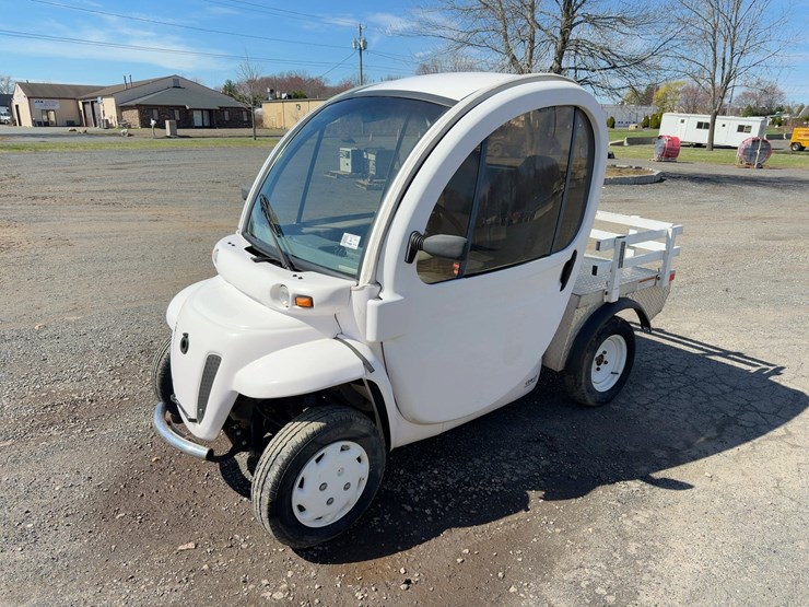 2010-gem-electric-vehicle-image-1