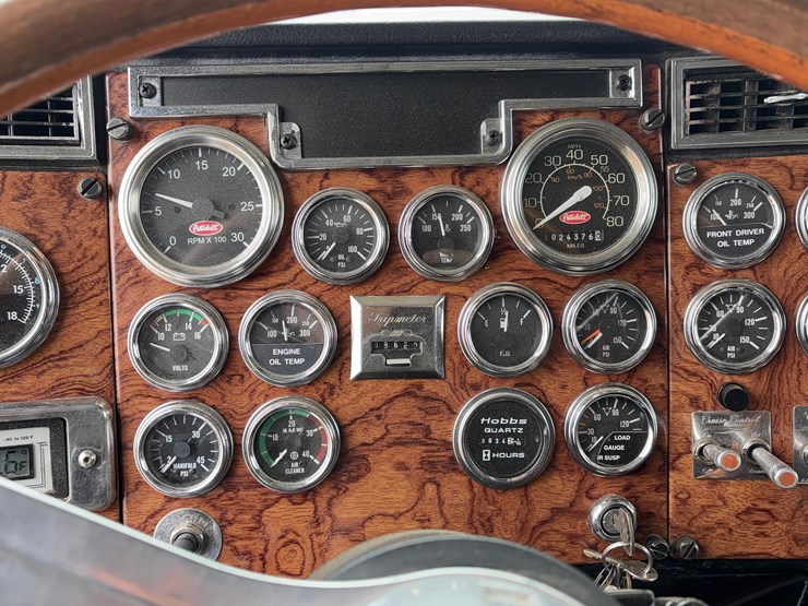 1997-peterbilt-379-sleeper-image-10