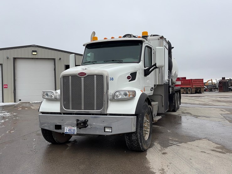 2018-peterbilt-567-hydrovac-truck-image-2