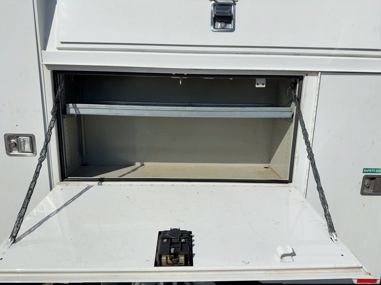 2015-chevrolet-silverado-3500hd-image-14