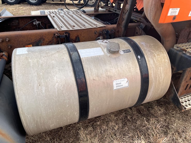 #122-•-2009-volvo-day-cab-semi-tractor-(has-wi-title)-image-19