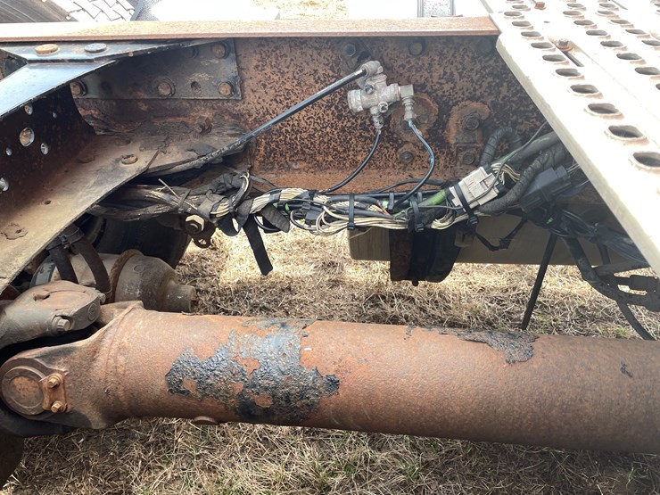 #122-•-2009-volvo-day-cab-semi-tractor-(has-wi-title)-image-26