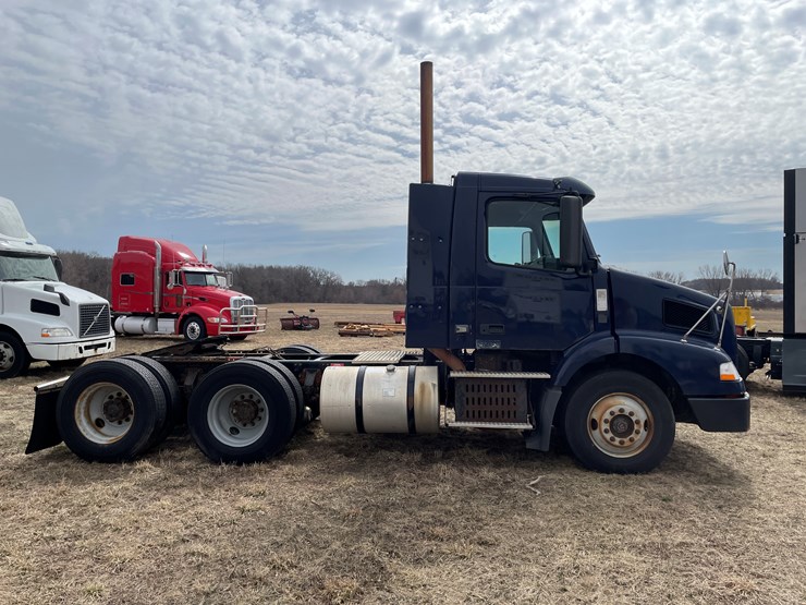 #117-•-2009-volvo-day-cab-semi-tractor-(has-wi-title)-image-4