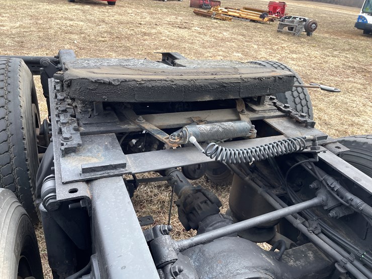 #104-•-2016-freightliner-cascade-evolution-sleeper-cab-semi-tractor-(has-wi-title)-image-28