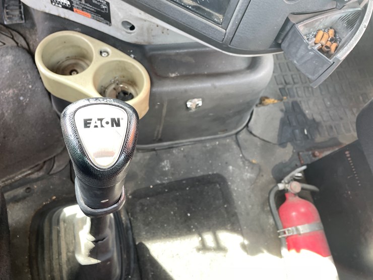 #122-•-2009-volvo-day-cab-semi-tractor-(has-wi-title)-image-80