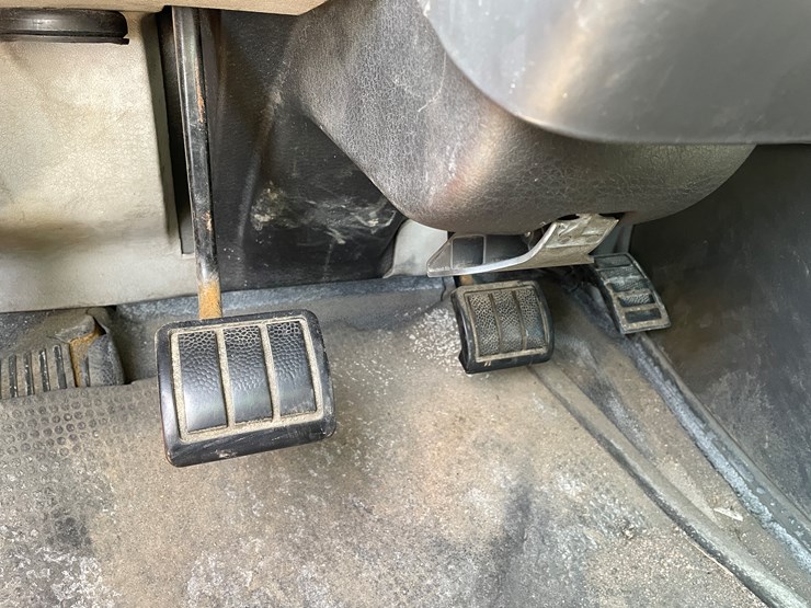 #123-•-2006-volvo-day-cab-semi-tractor-(has-wi-title)-image-90