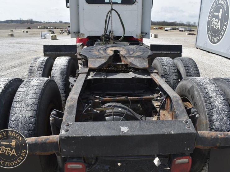 2012-peterbilt-384-image-21