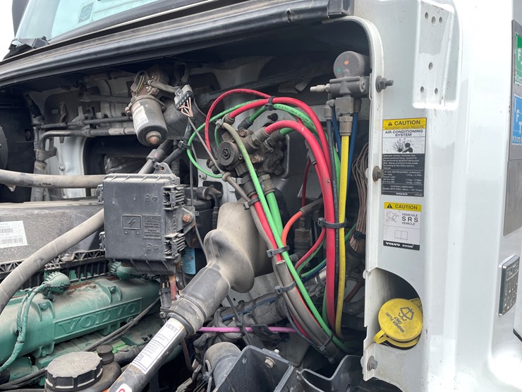 #116-•-2018-volvo-single-axle-day-cab-semi-tractor-(has-wi-title)-image-59