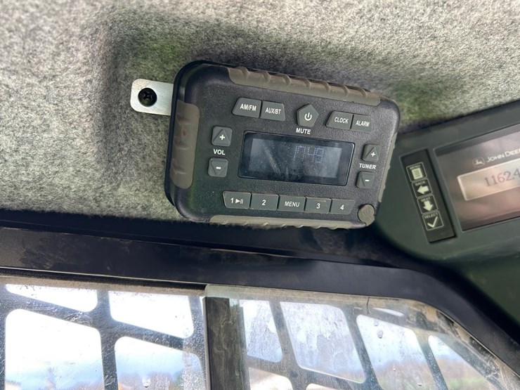 2020-deere-332g-image-22