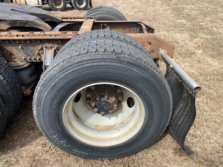 #121-•-2009-volvo-day-cab-semi-tractor-(has-wi-title)-image-48