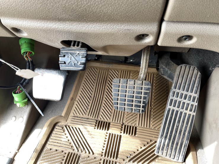 #104-•-2016-freightliner-cascade-evolution-sleeper-cab-semi-tractor-(has-wi-title)-image-57