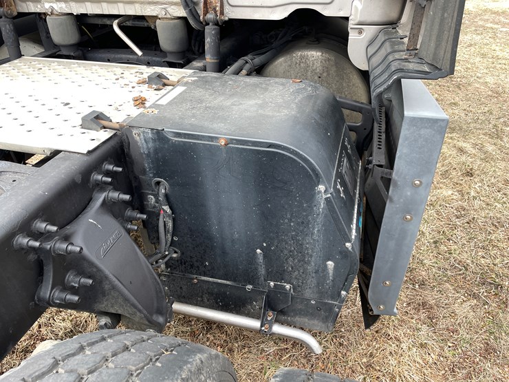 #104-•-2016-freightliner-cascade-evolution-sleeper-cab-semi-tractor-(has-wi-title)-image-22