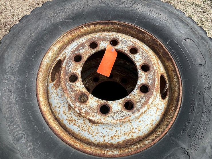 #10710-•-(2)-yokohama-315/80r22.5-truck-tires-on-rims-image-5