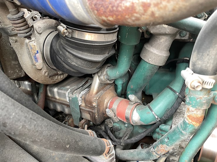 #110-•-2014-volvo-car-hauler-semi-and-trailer-(has-wi-title)-image-87