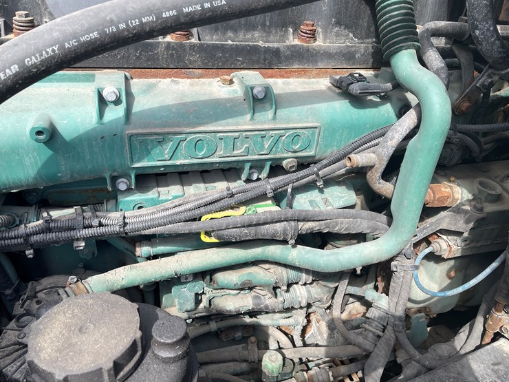 #115-•-2013-volvo-single-axle-day-cab-semi-tractor-(has-wi-title)-image-55