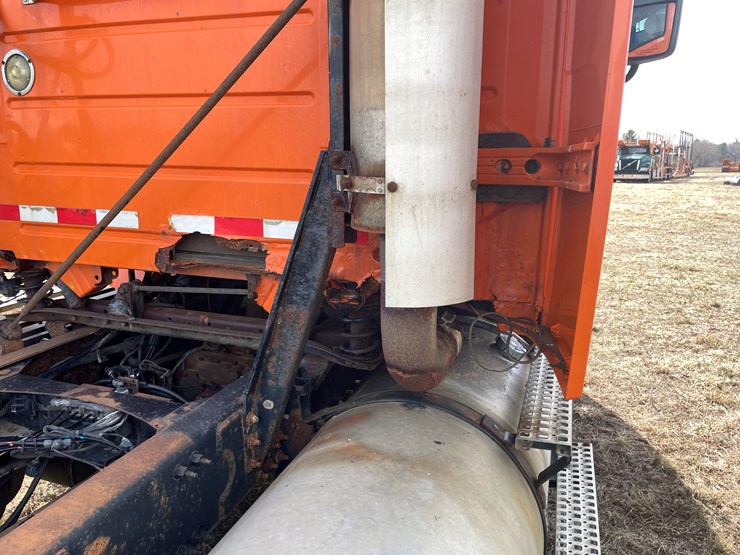 #123-•-2006-volvo-day-cab-semi-tractor-(has-wi-title)-image-22