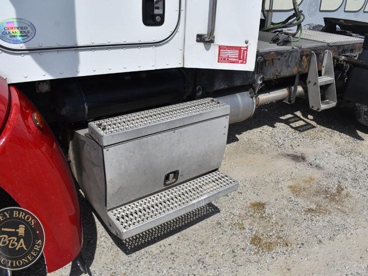 2012-peterbilt-384-image-24