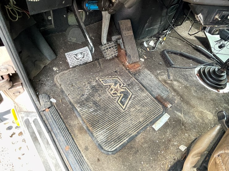 #128-•-2003-western-star-sleeper-cab-semi-tractor-(has-wi-title)-(non-runner)-image-81