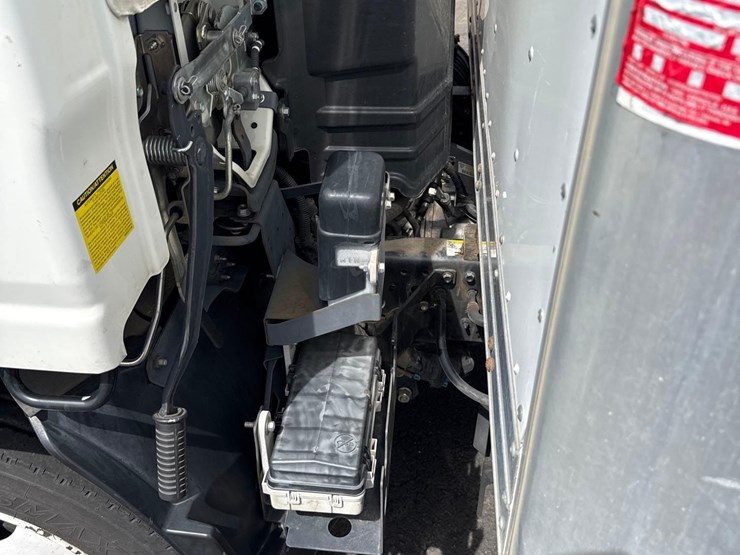 2022-isuzu-nrr-image-21