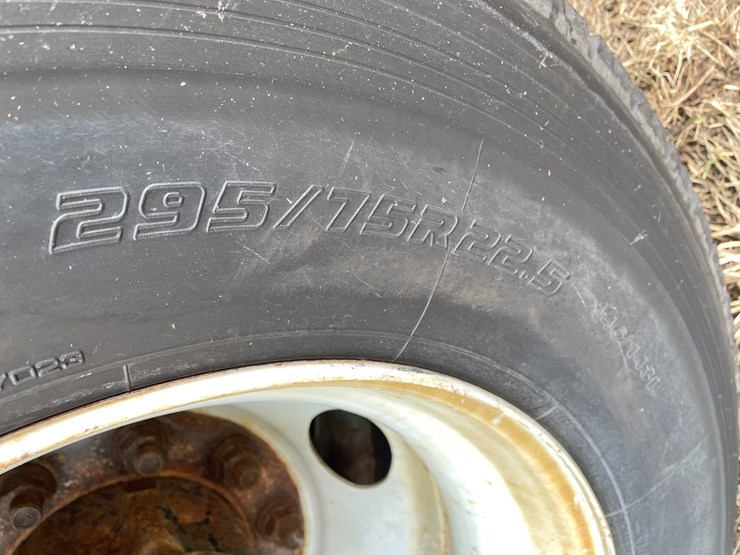 #122-•-2009-volvo-day-cab-semi-tractor-(has-wi-title)-image-31