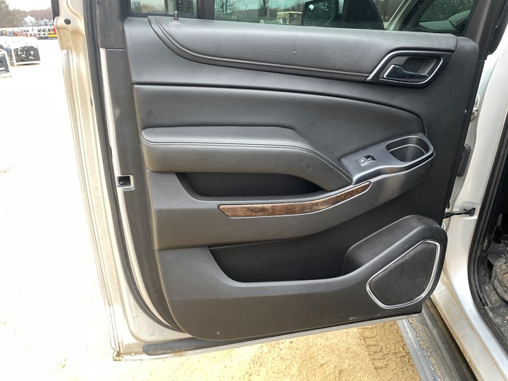 2015-chevrolet-suburban-image-38