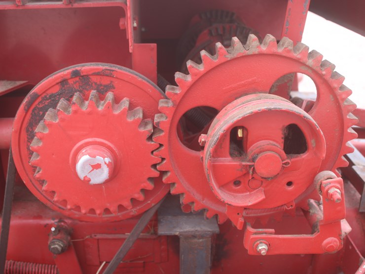 new-holland-580-image-38