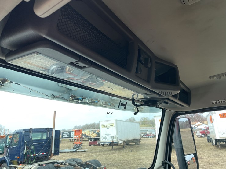 #116-•-2018-volvo-single-axle-day-cab-semi-tractor-(has-wi-title)-image-47