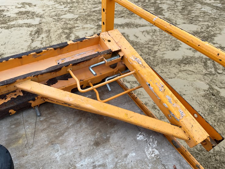 #3948-•-(2)-rolling-bil-jax-scaffolding-image-13