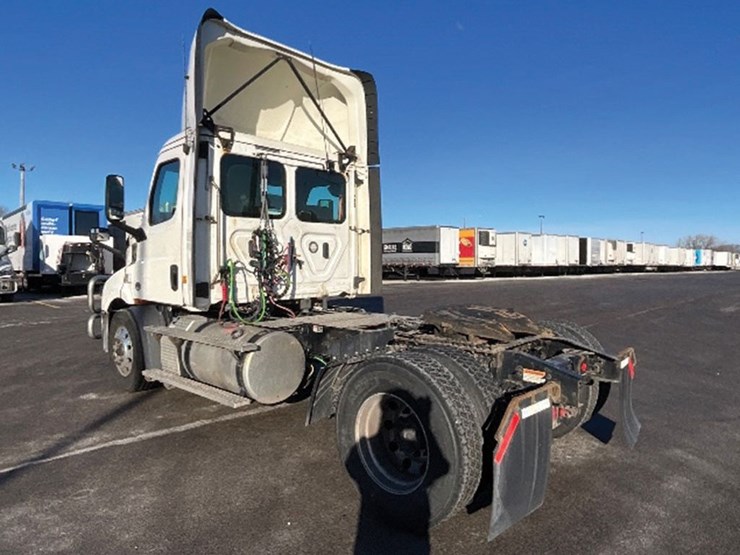 2019-freightliner-cascadia-116-image-2