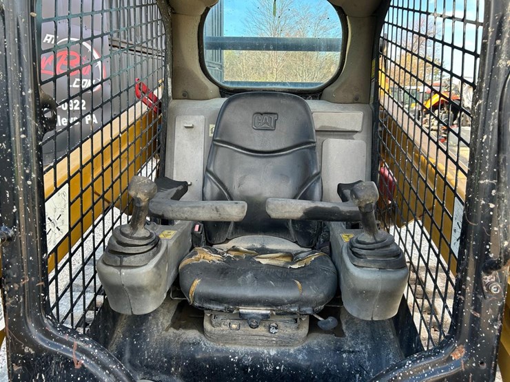 2015-caterpillar-259d-image-19