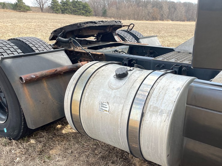 #115-•-2013-volvo-single-axle-day-cab-semi-tractor-(has-wi-title)-image-19