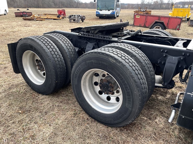#104-•-2016-freightliner-cascade-evolution-sleeper-cab-semi-tractor-(has-wi-title)-image-18