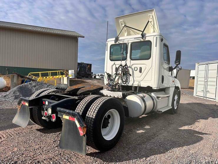 2020-freightliner-cascadia-single-axle-road-tractor-image-5