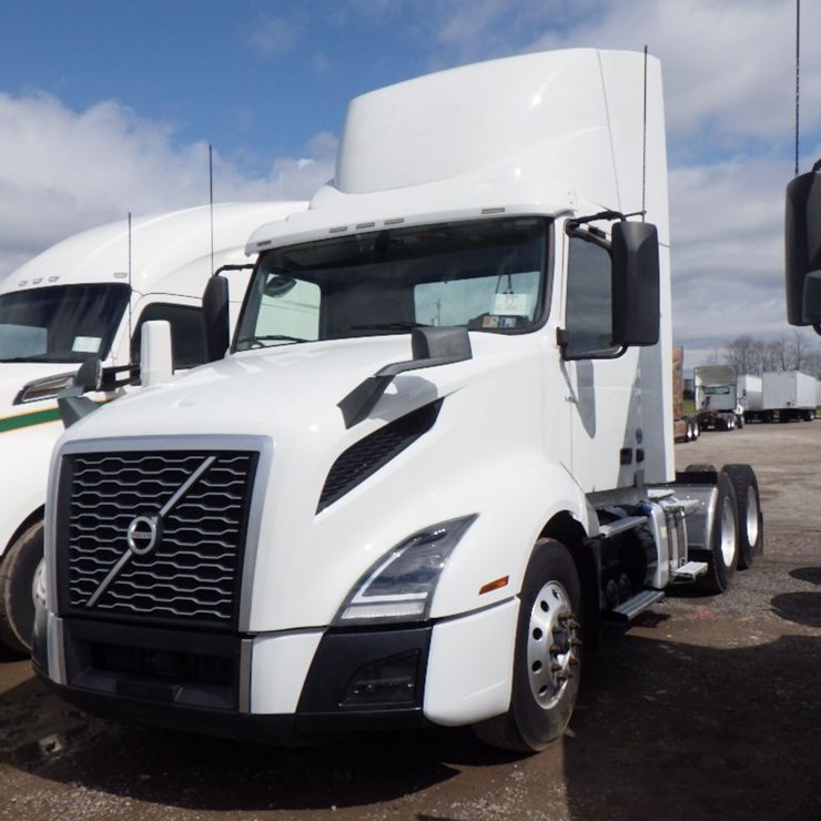 2021 VOLVO VNR300