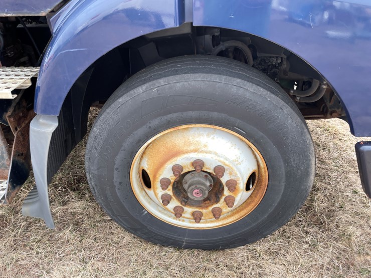 #117-•-2009-volvo-day-cab-semi-tractor-(has-wi-title)-image-15