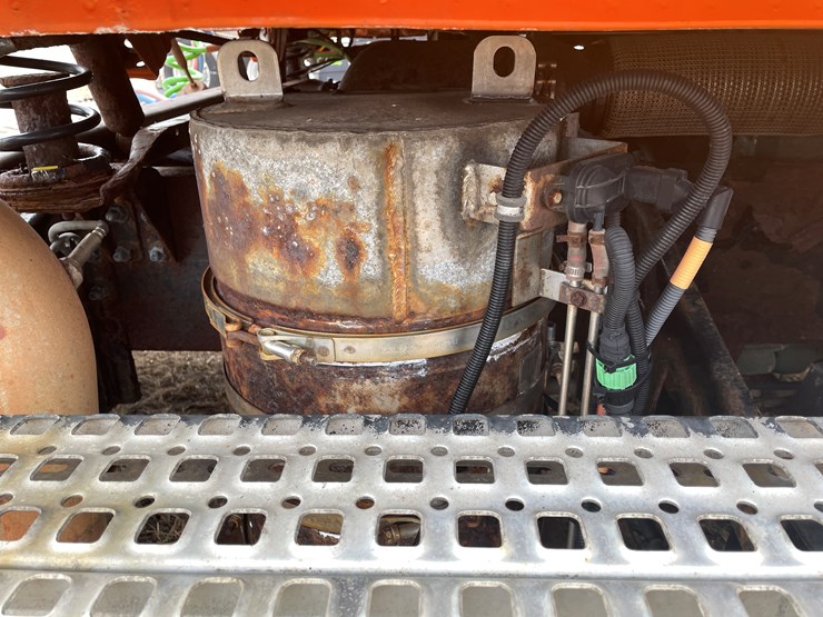 #121-•-2009-volvo-day-cab-semi-tractor-(has-wi-title)-image-24