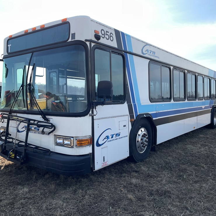 #167 • 2004 Gillig Passenger Bus (Has WI Title)