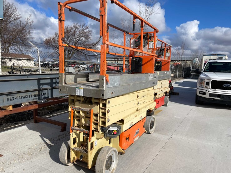 2014-jlg-2630es-image-3