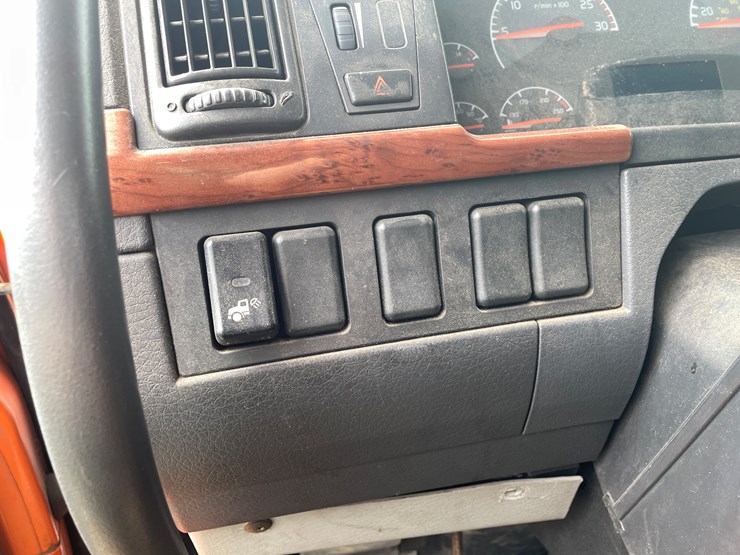 #121-•-2009-volvo-day-cab-semi-tractor-(has-wi-title)-image-80