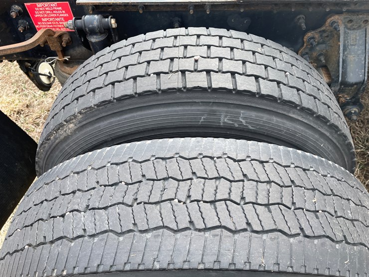 #116-•-2018-volvo-single-axle-day-cab-semi-tractor-(has-wi-title)-image-30